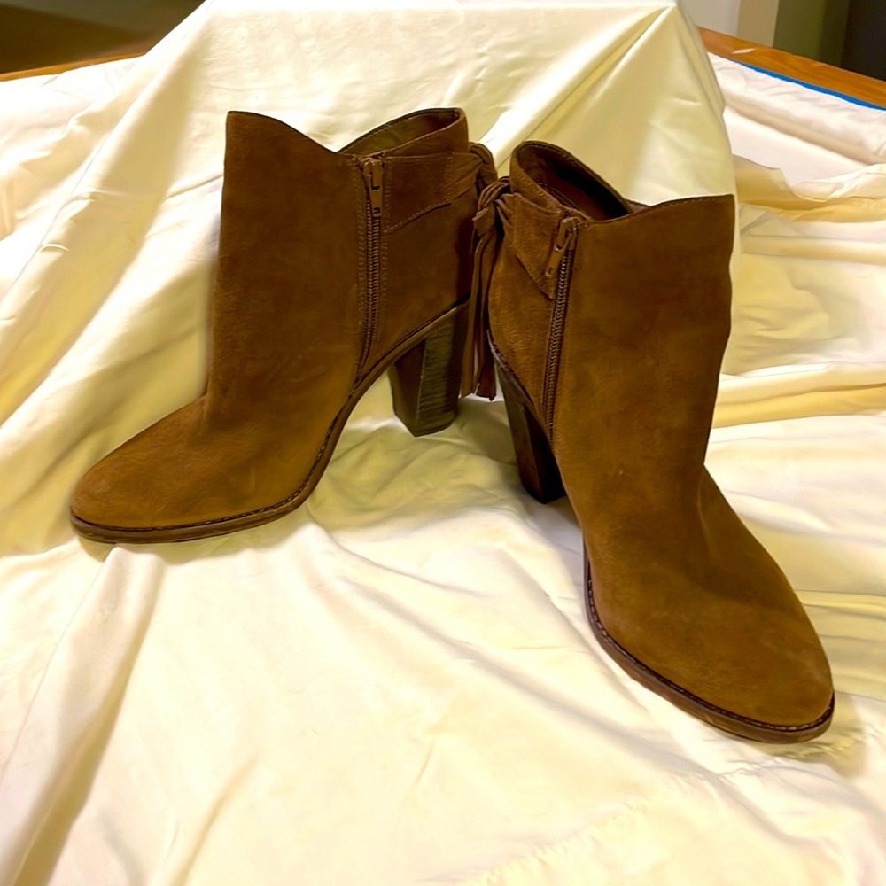 Vince Camuto suede fringed boots w heel. Sz 9.5